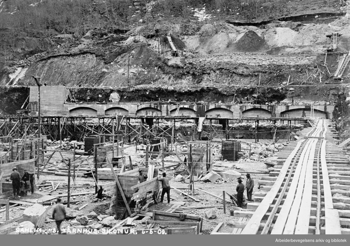 Norsk Hydros industrireising på Rjukan. Tårnhus og silomur under bygging, mai 1909.