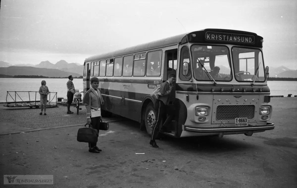 "september 1967".T-8663 var en Volvo B715, 1966-modell, som ble innkjøpt av Aarø og Molde Auto A/S. Karosseriet ble bygd ved Kristiansund Lettmetall (VBK) og bussen hadde 50 sitteplasser. Den ble registrert 1. juni 1966. Etter fusjonen til Molde Bilruter i 1973 ble bussen omregistrert til UR19401. I 1981 ble bussen tatt ut av rutetrafikk og solgt til en privatperson.