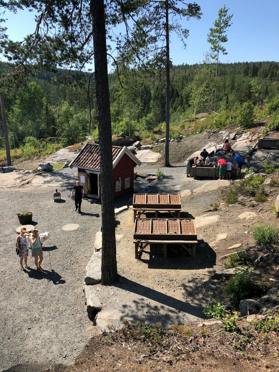 barn som vasker sølv på aktivitetsplassen