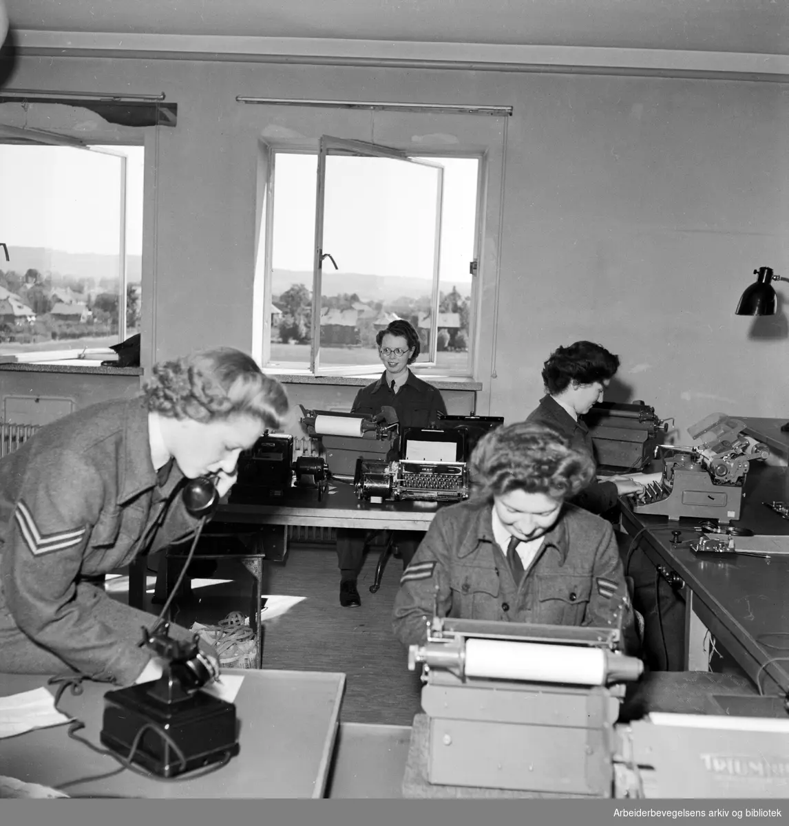 Meteorologisk Institutt på Blindern. 1946 - 1952. Kvinnelig personell i militæruniformer. Ingen øvrige oppl.