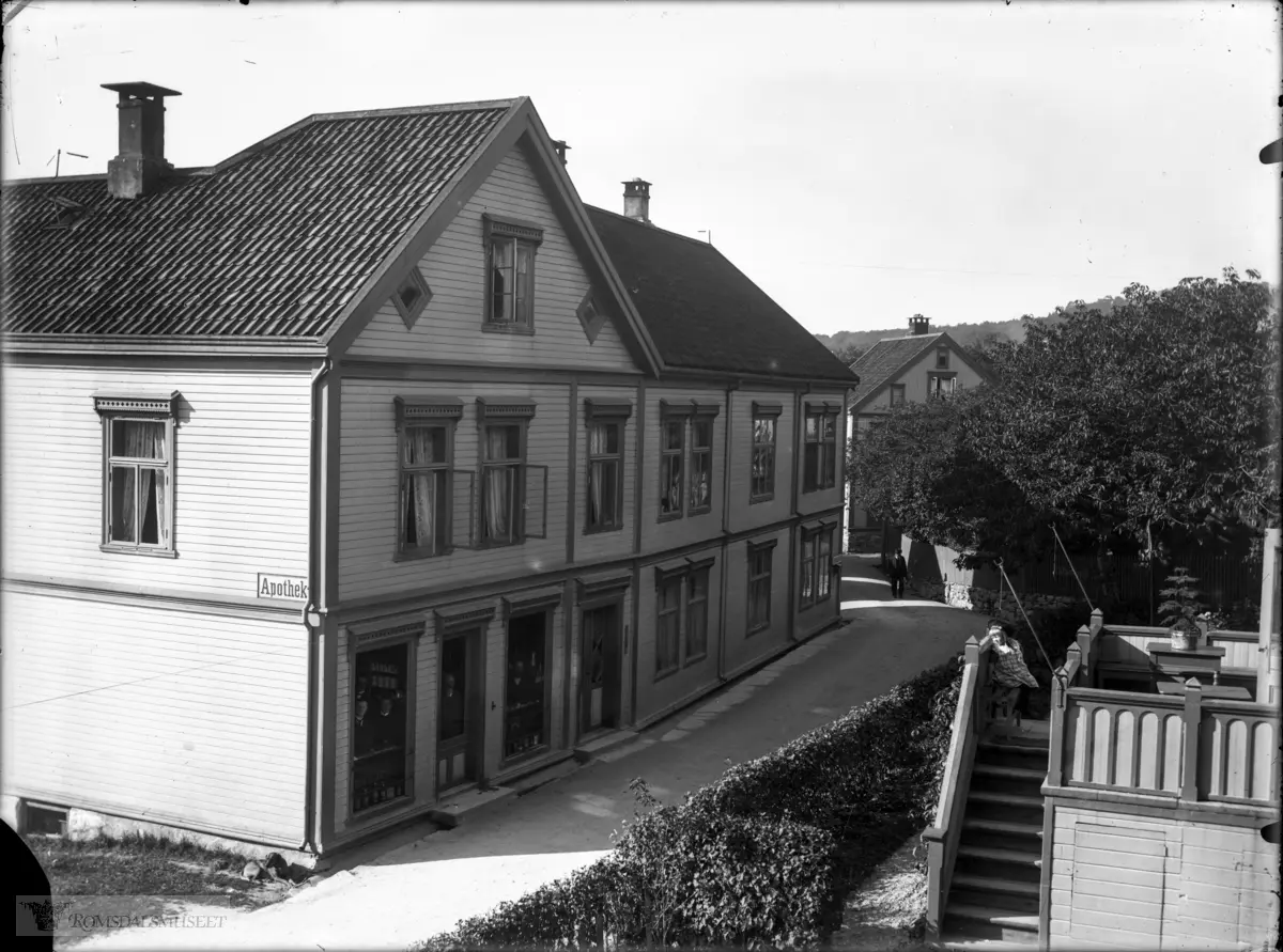Apotek Pettersen hus nr 136. Hus nr 149 til høyre.