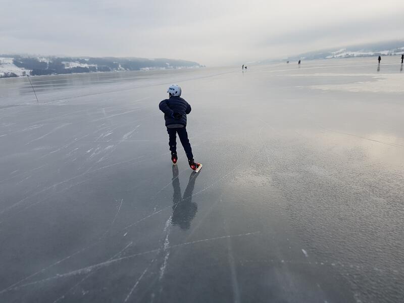 Bildet viser en gutt på skøytetur på Mjøsa