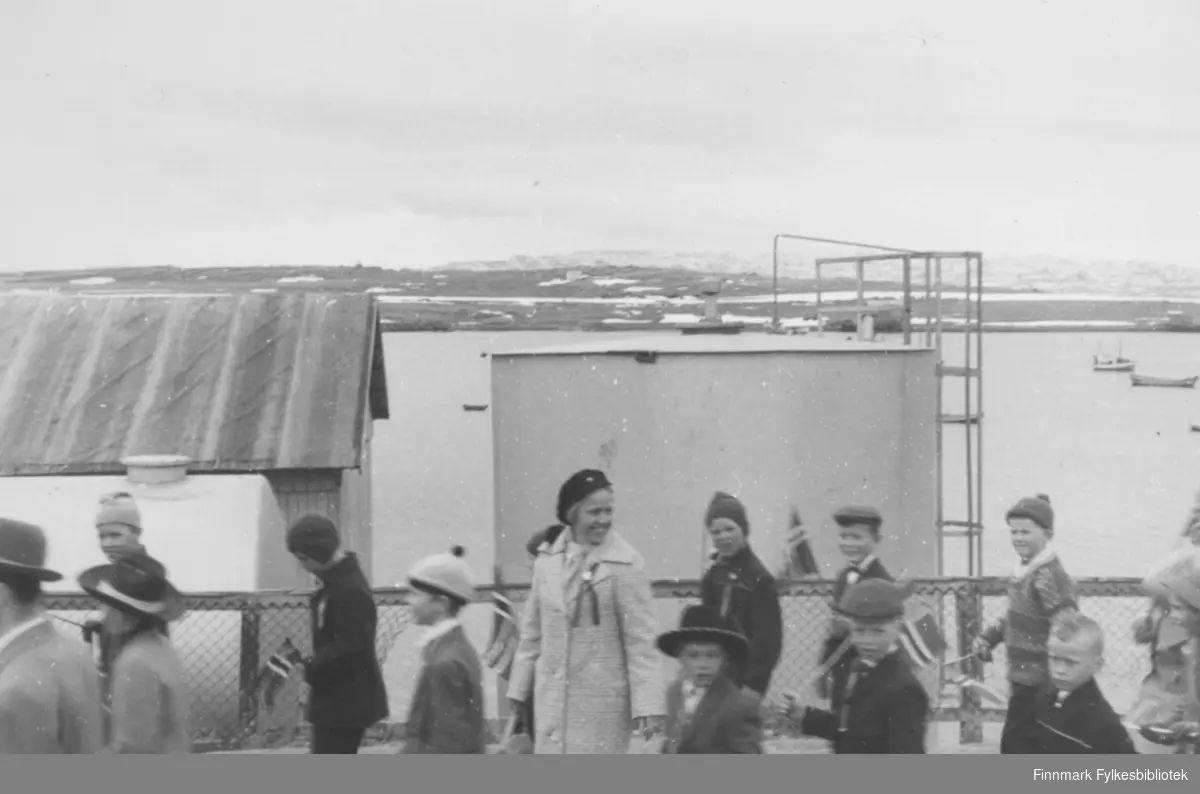 17.mai-tog i Vadsø ca. 1961. Fra venstre: Arne Gjermundsen, Rolf Arne Hansen, Rolf Berg, prestefrue Andersen, Svein Kristoffersen, Jan Erik Sælø, Bjørn Loe, Bjørn Sirnes, Gunnar Ingvaldsen, Svein Zahl.