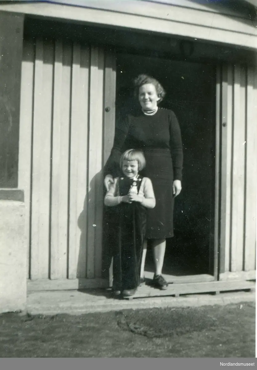 Solveig (Tulla) Johannessen med datteren Rigmor. Saursfjord ca. 1950-55.