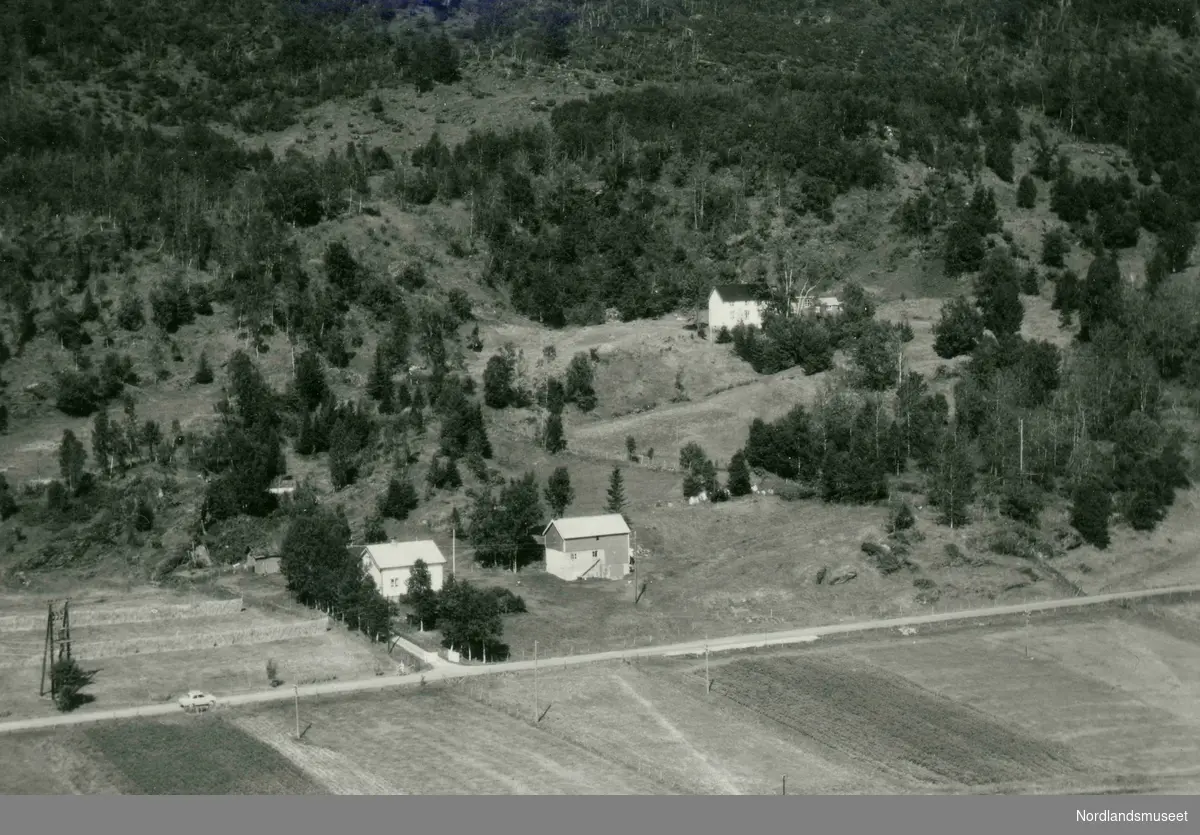 Flyfoto fra parti i Nordfold. Huset oppe til høyre er gården Graven, heimgården til bl.a. forfatteren Ingvald Forsberg og søsteren Agnes.