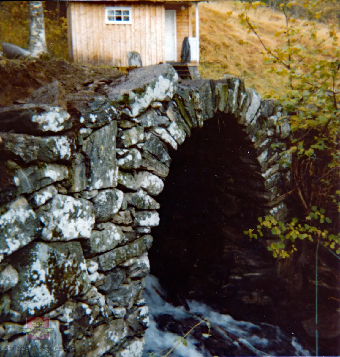 Gjerset steinhvelbru, som ligger like overfor fylkesveg 64 i Gjerdsetbygda i Rauma kommune. Brua ble bygd i 1833, ombygd i 1850 og restaurert i 1978. Brua ligger i dag på en privat veg som går til Gjerdset turistsenter.

Motivet viser brua under restaurering i 1978.