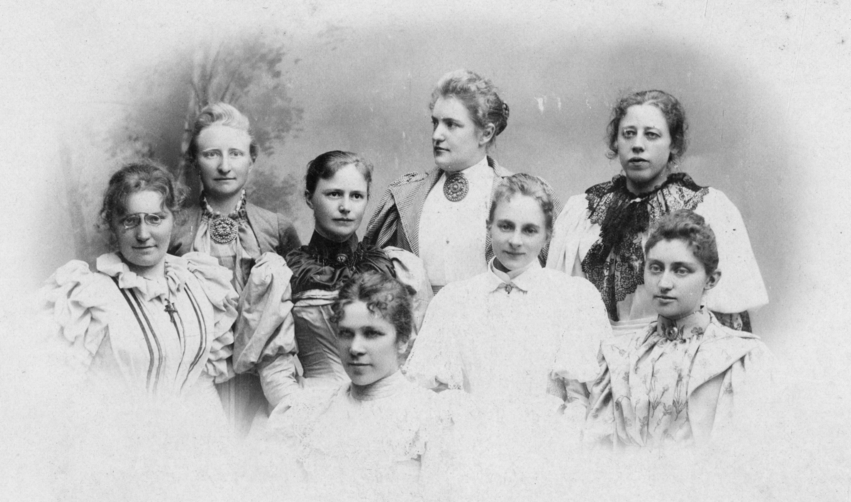 Anna Wilse, foran. Rad 2: f.v. Fredrikke Lindvig, Clara Thomesen, Mimi Murer, og Marie Murer. Bak: Jeia Homann, Hulda Hvistendal og Johanne Mosling.