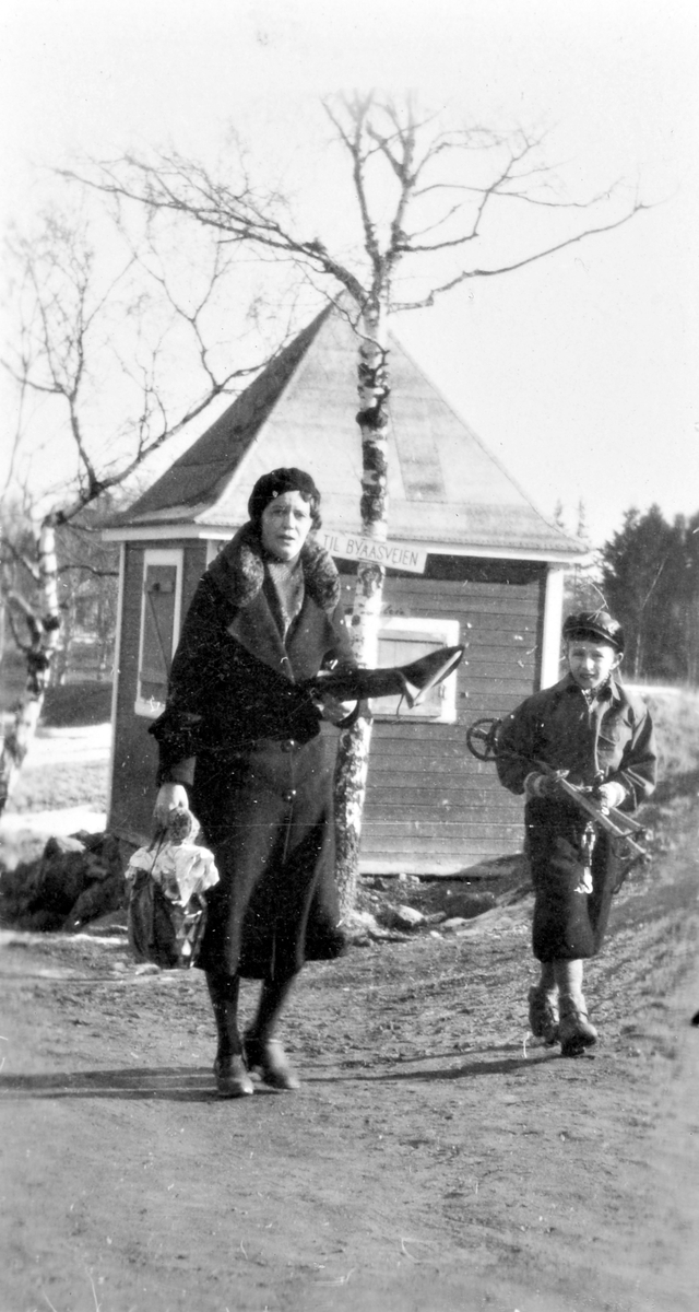 Erling Eide og hans mor, Agnes Helene Eide ved "Brusbua" nederst i Sverresborg alle