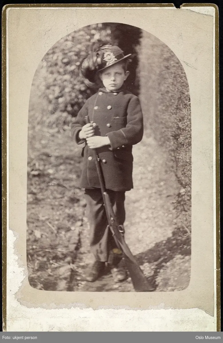 portrett, gutt, stående helfigur, utkledt som soldat, uniform, gevær