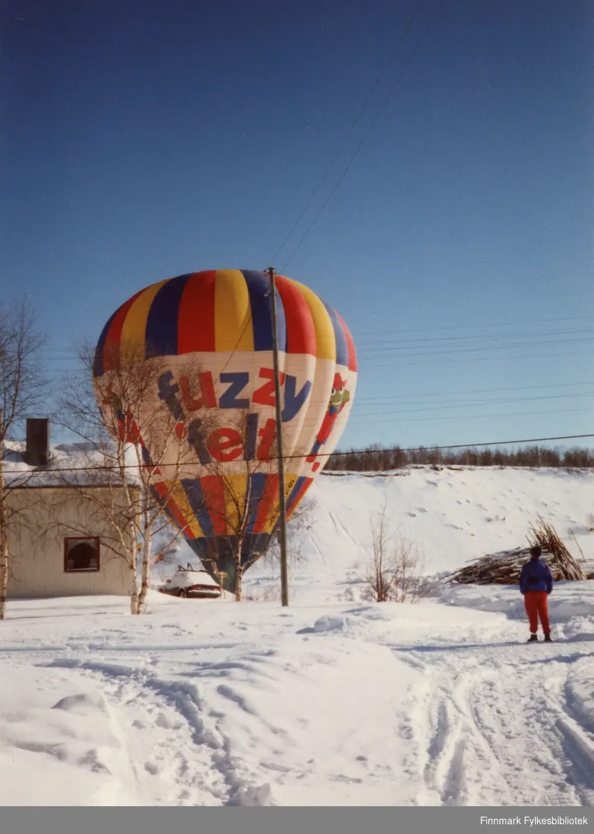 Varmluftballong har landet i Neiden på 1990-tallet.