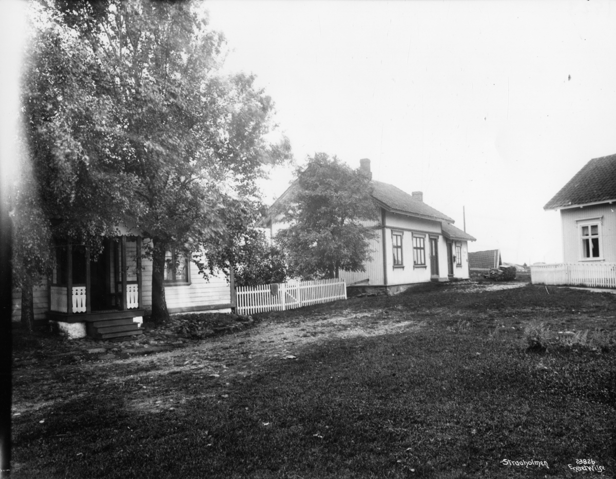 Stråholmen, Kragerø. Tre hus og tunet, 1923.