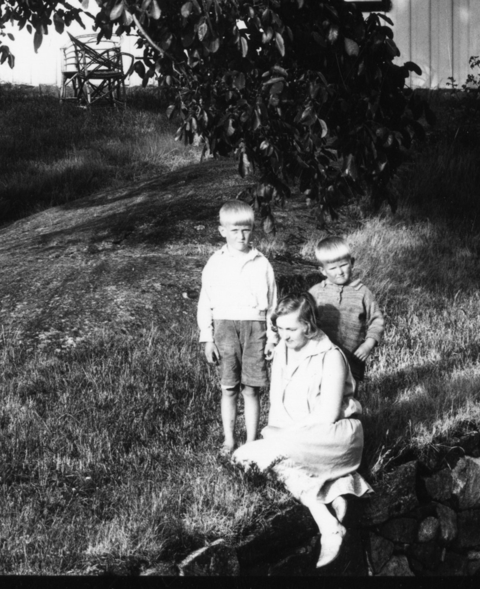 Bråtøy hovedgård, Skåtøy, Kragerø. 1929. Hus, tuntre, , kvinne og to gutter