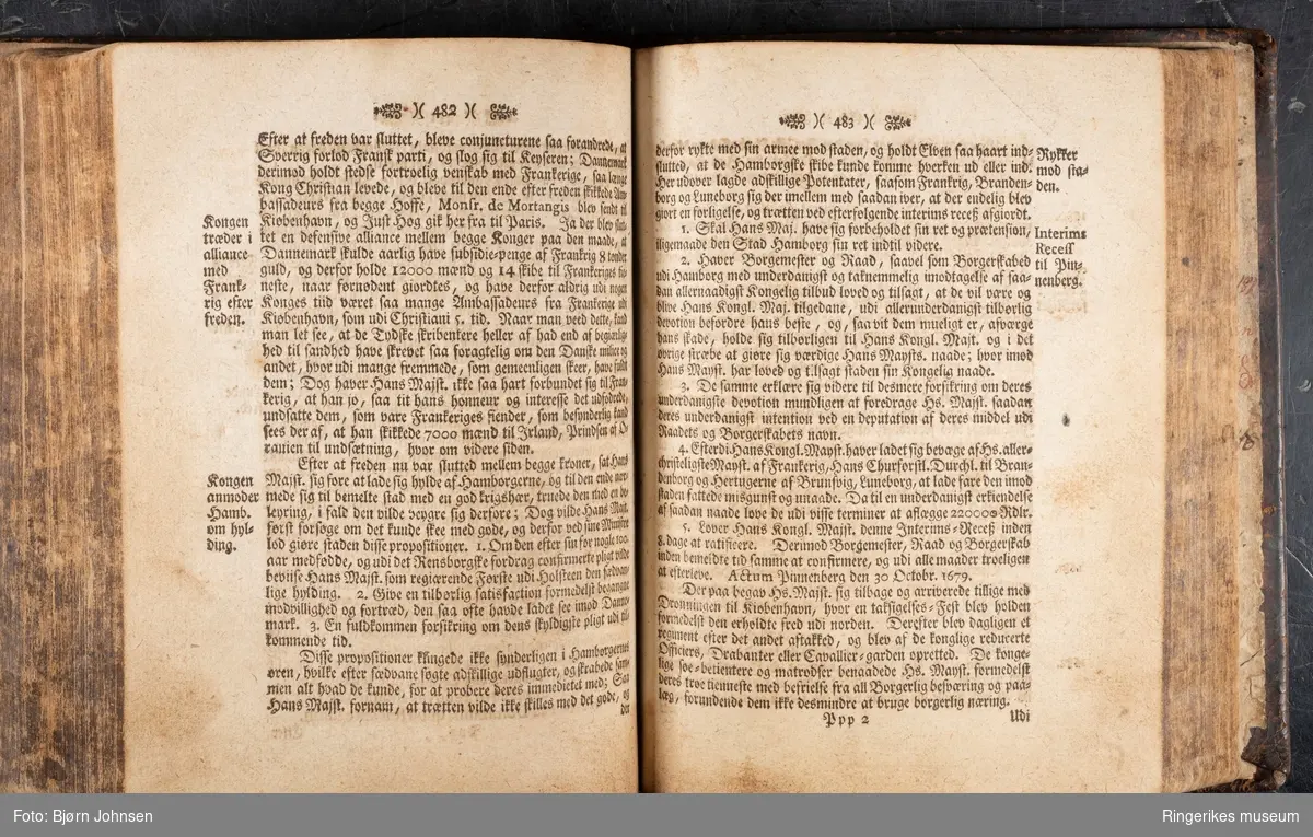 Dannemark og Norges Beskrivelse, skrevet av Ludvig Holberg og trykket i København i 1729. Inneholder 742 sider.