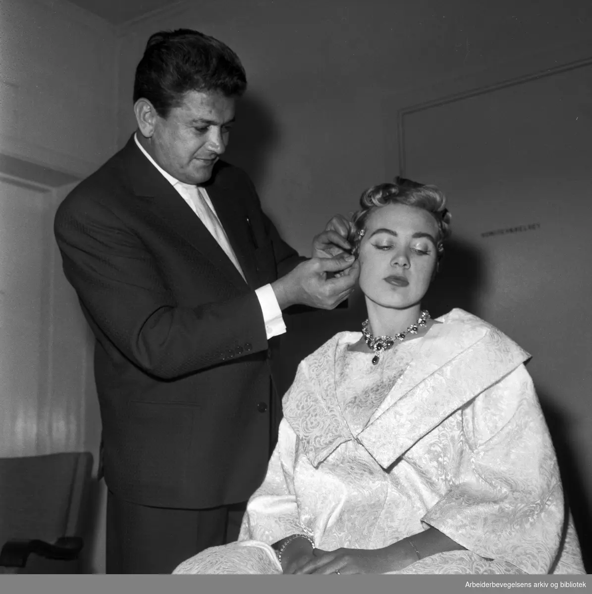 Damefrisør Hans Kammerer fra Wien på besøk i frisørklubben Krølle og Damefrisørenes mesterforening 1957 i Ingeniørenes hus. Oktober 1959.
