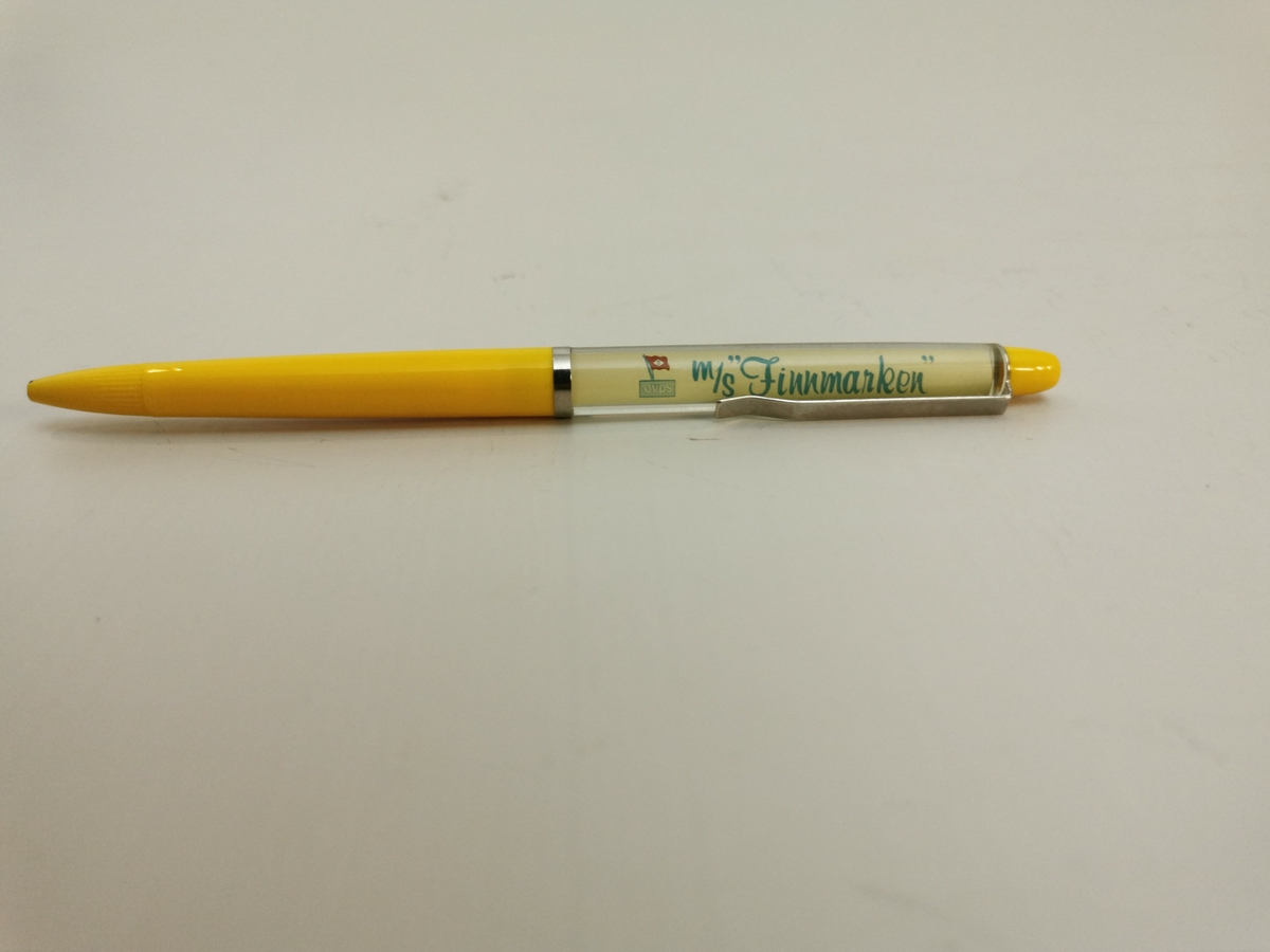 Plastikk penn med modell av M/S "Finnmarken" flytende frem og tilbake inne i pennskaftet. Metall hempe for å feste i pennen til eventuelt en lomme. Nede på pennen kan du skru pennspissen ut og inn.
