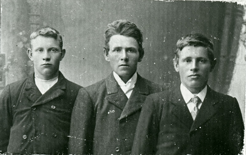 Brødrene Otto, August og Martin Larsen fra Strengelvåg. Sannsynligvis Martin lengst til venstre.