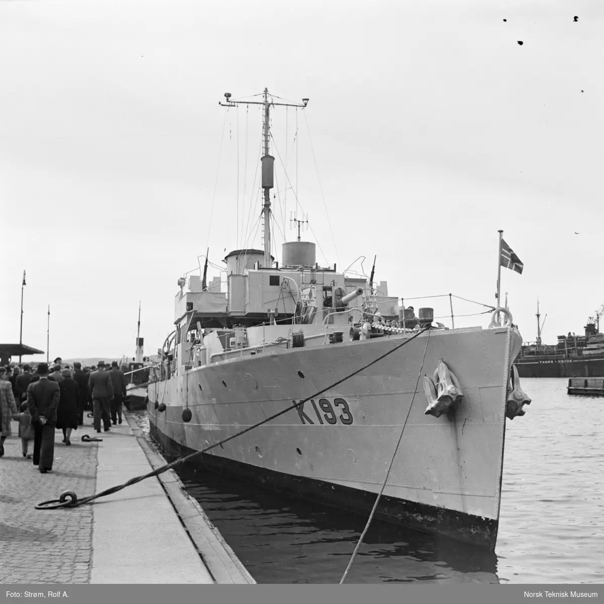 Marineskipet, korvetten HMS Buttercup, merket K-193, ved havn, tilskuere, Oslo mai 1945.