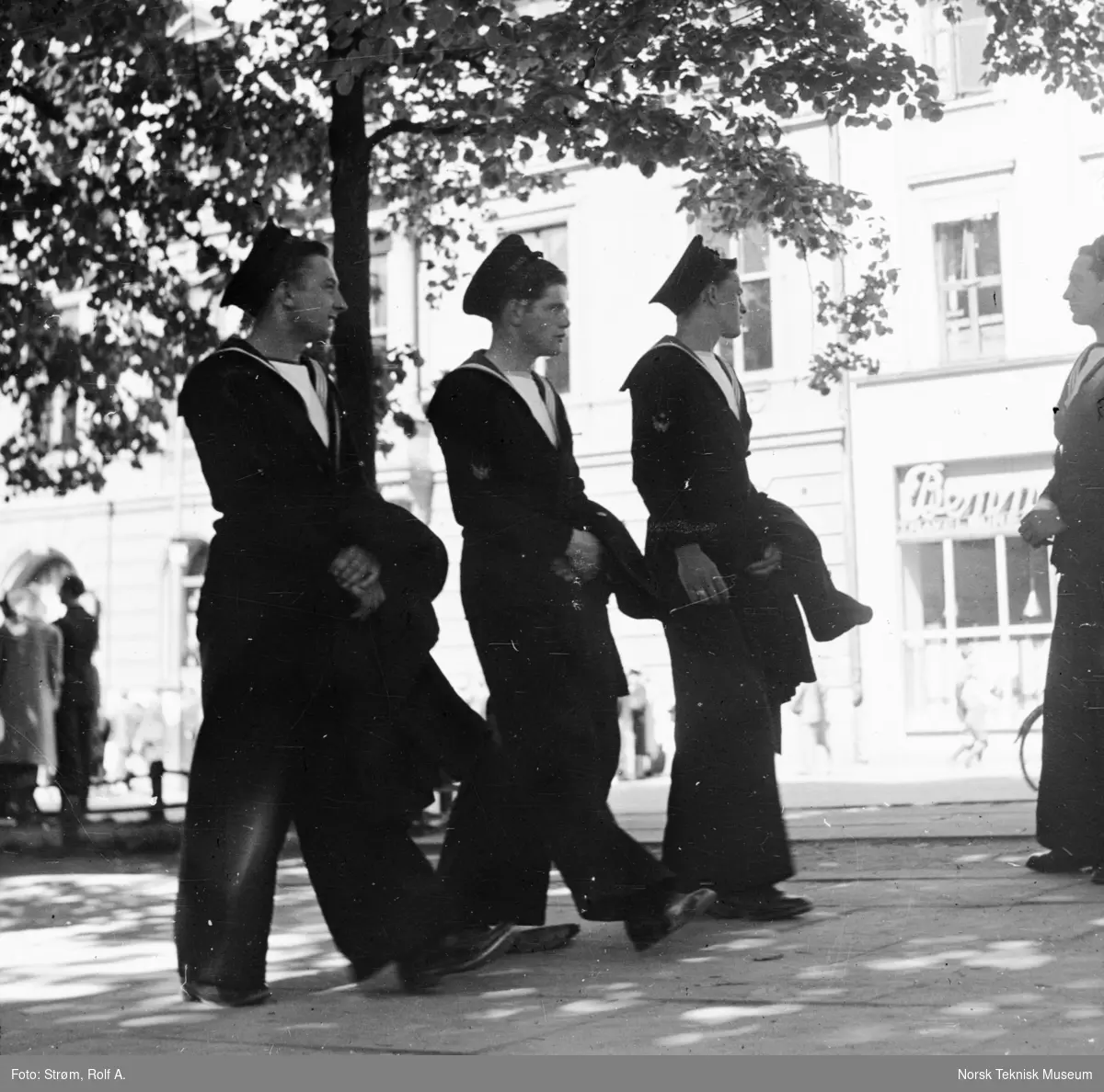 Fire marinegaster foran Bennetts reisebyrå på Karl Johan, mai 1945.