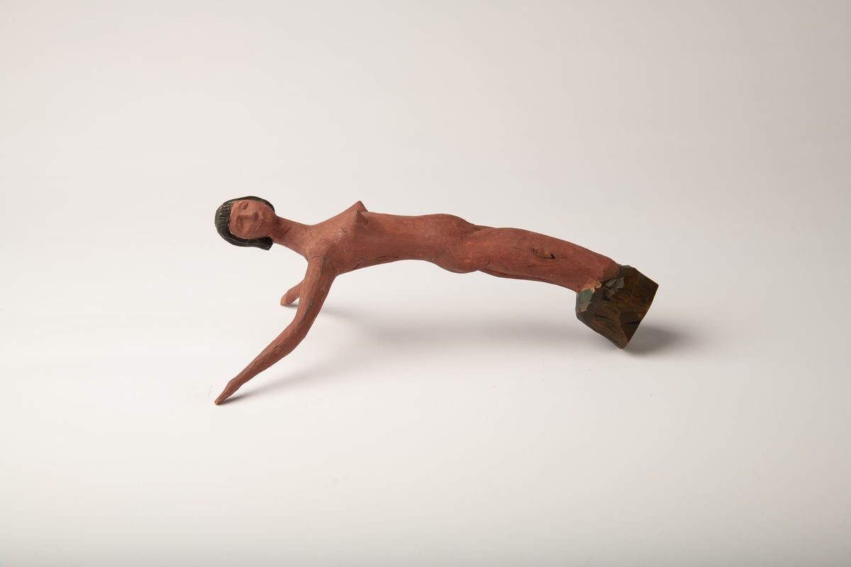 Slank kvinnefigur med uformelige ben, armene strakt langt bakove
