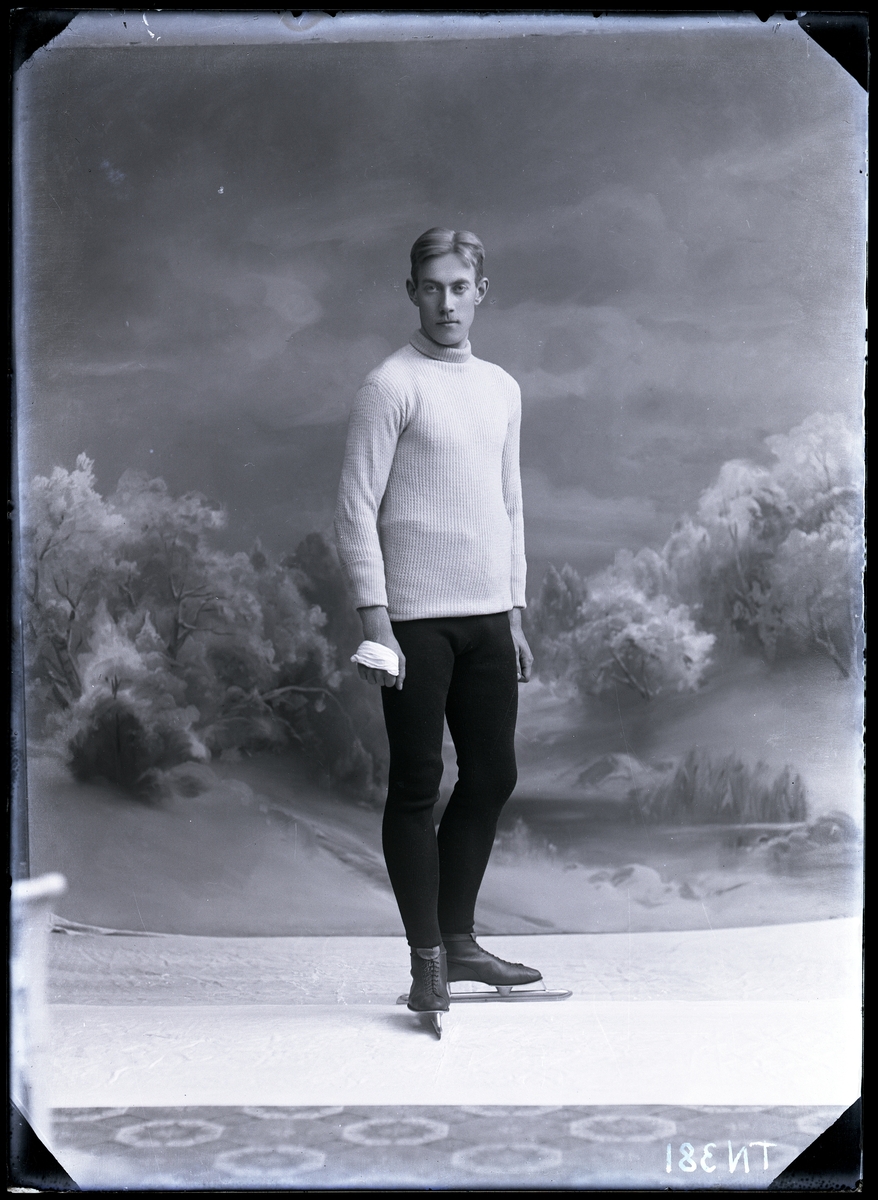 Enligt tidigare noteringar: "Ateljéfoto av Thorvald Adrians skridskoklädd för hastighetsåkning."