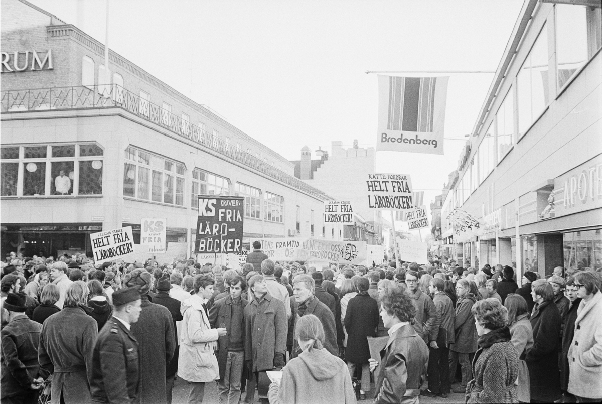 "Demonstration för fria böcker", Kungsängsgatan, Uppsala 1968