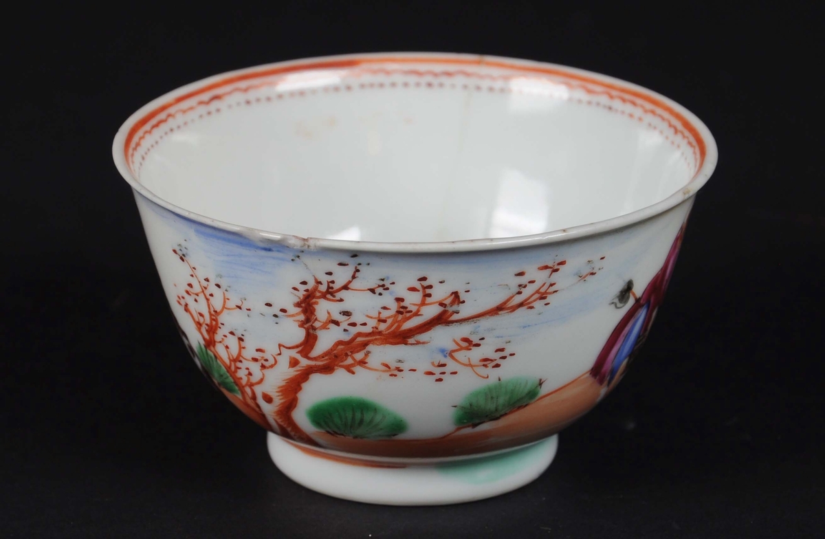 Kopp av glassert keramikk, med håndmalt dekor. Hvit grunnfarge, med flerfargede kineserier med motiv av mann med børtre. På innsiden av koppen går det en dekorativ, oransje borde.