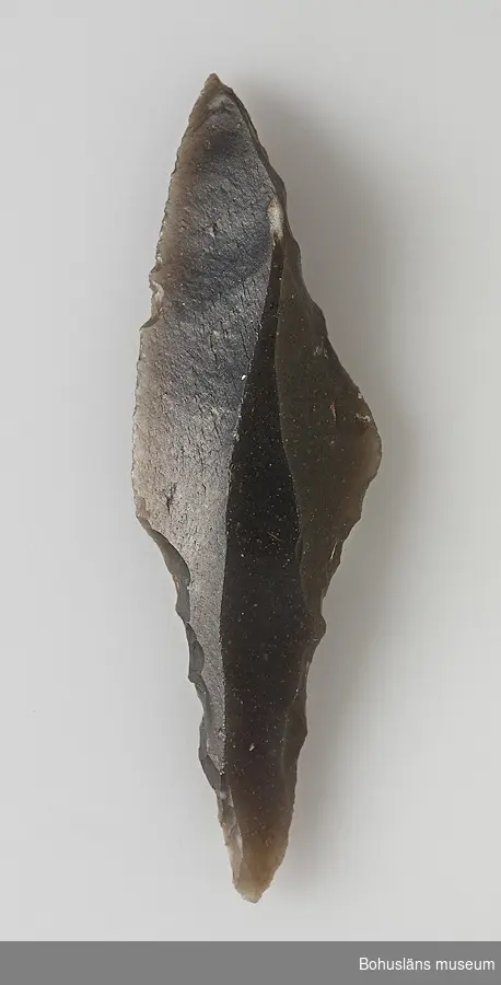 Tångepilspets. Mycket vacker och välbevarad tångepilspets i flinta. Är från äldsta stenålder, från Bromme el. Ahrensburg-kulturen, ca 11 500 - 10 000 år sen.
