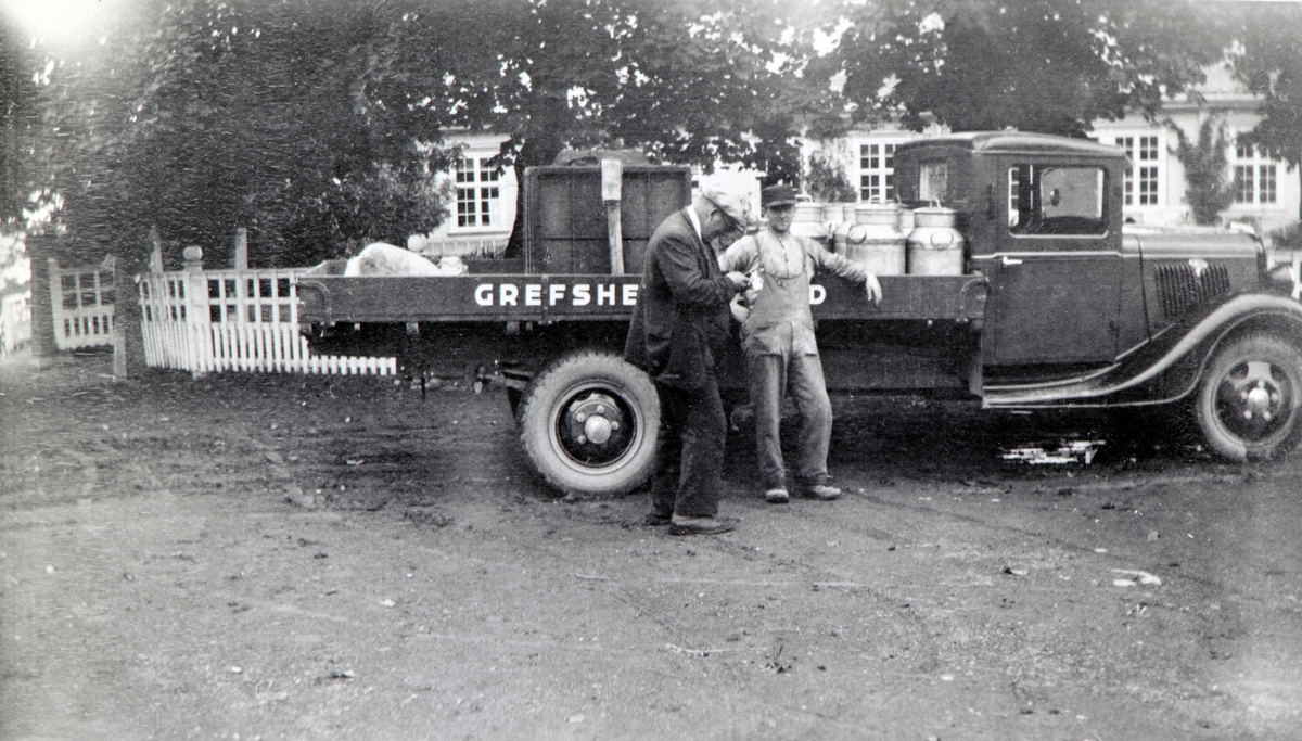 Lastebil Ford V8 1935 modell foran hovedbygningen på Grefsheim, Nes, Hedmark med melkespann. De to mennene er gårdsbestyrer Skavern og Thorleif Støen.

Denne lastebilen ble rekvirert av de norske styrkene i 1940, og underlagt IR 4. 
Den ble satt inn i mitraljøseangrep mot tyske stillinger ved Aulestad den 26. April, ledet av major Thomas J. Borch, som selv falt i angrepet. 
Angrepet er beskrevet i "Kampene i Norge". 
(Kilde: Andreas Hauge "Kampene i Norge" bind 2, side 202-204)