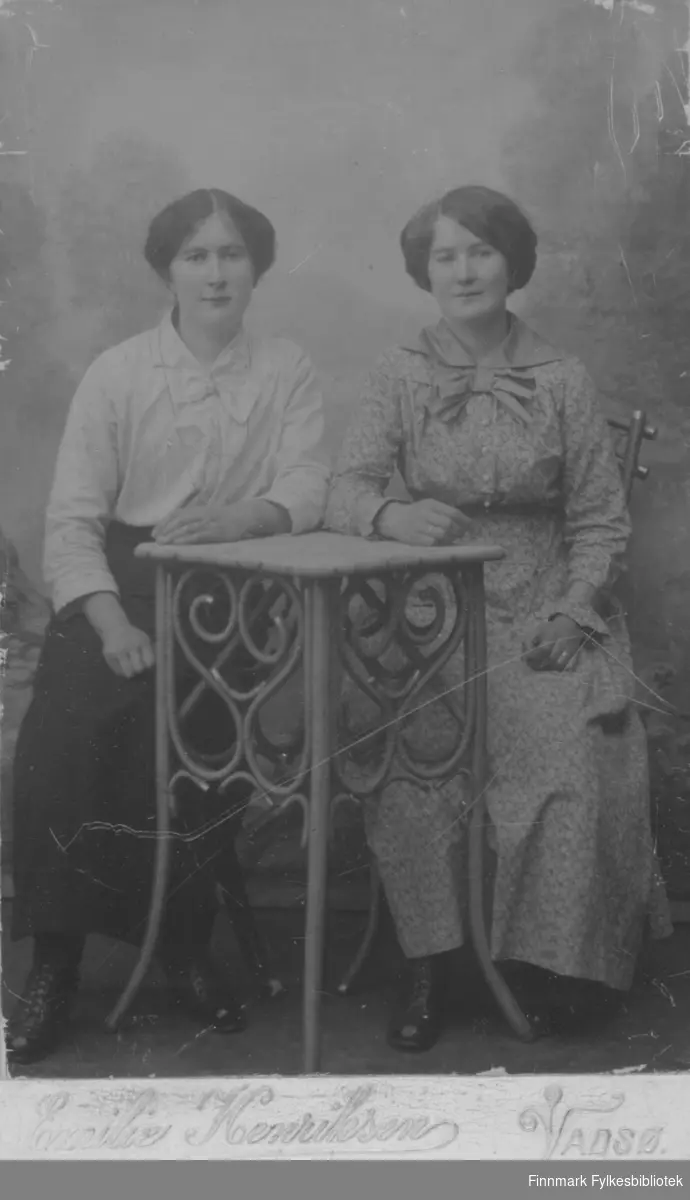 Søstrene Inga Mikkola (gift Arvola) til venstre og Nanna Mikkola (gift Methi). Aksel Konrad Mikkolas søstre.
