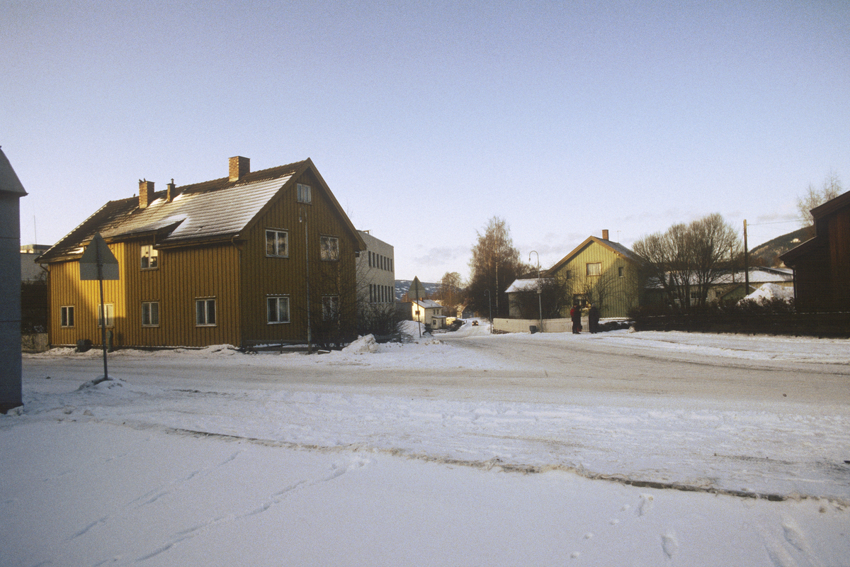 Lillehammer.   Gatekrysset Løkkegata / Olsen Bergs gate.  Sett mot nord-vest.