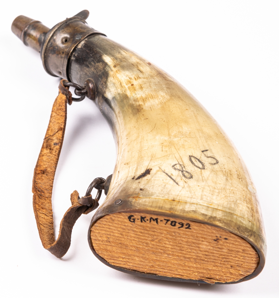 Kruthorn av horn. Botten av trä. Daterad 1805.