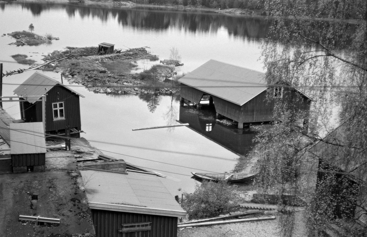 Toppen, flere byggninger ved vannet. 1964. Flom Eidet. 