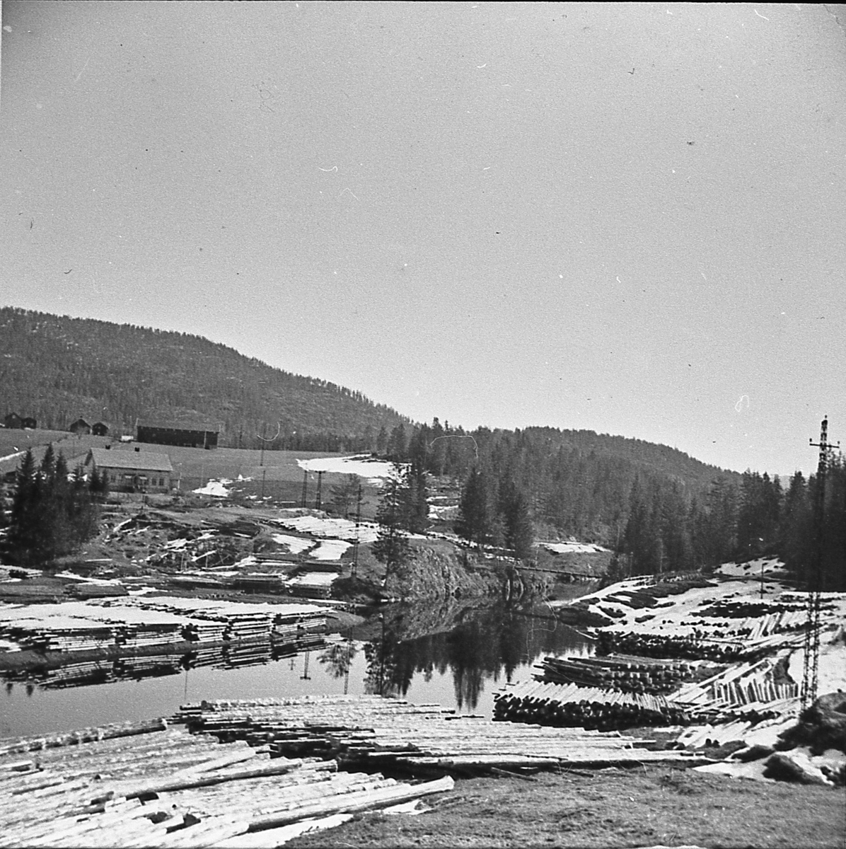 Tømmervelter ved Simoa, ved Eikje - Vad. Tømmeret ligger til tørk, ferdig til utslag. Ca. 1947.