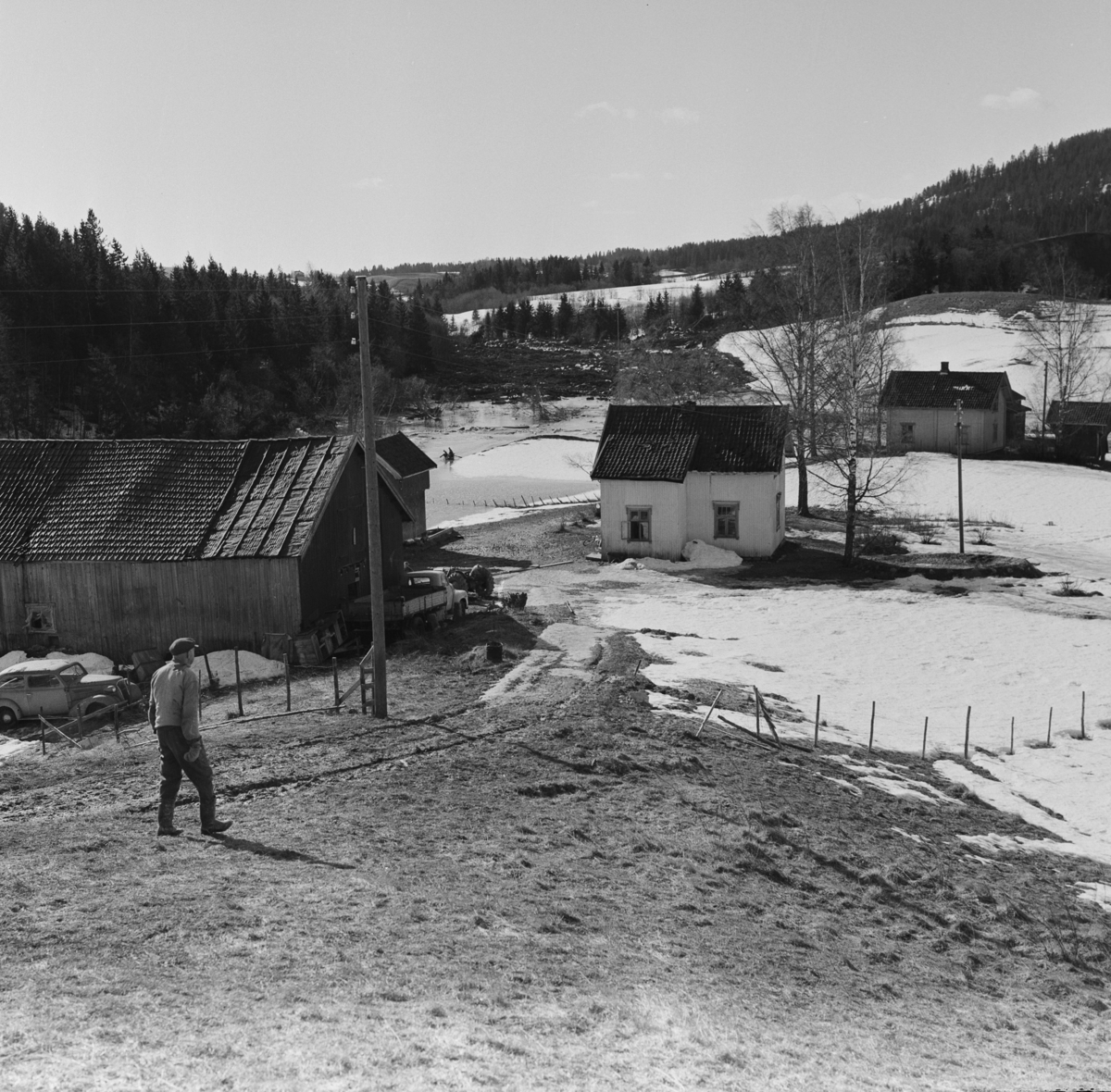Mann på gårdstun, Tangen i Gjerdrum, 1968. Flomområde.