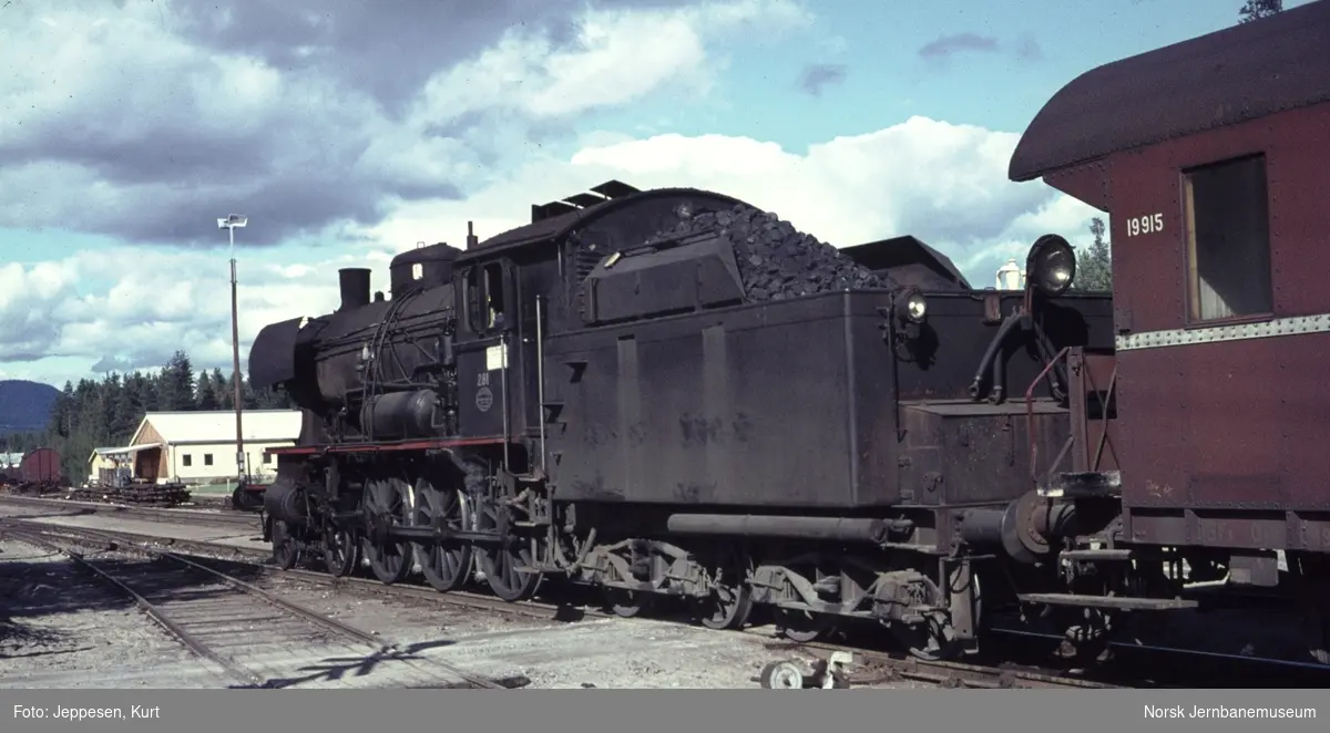 Damplokomotiv type 30a nr. 281 med sydgående godstog på Koppang stasjon
