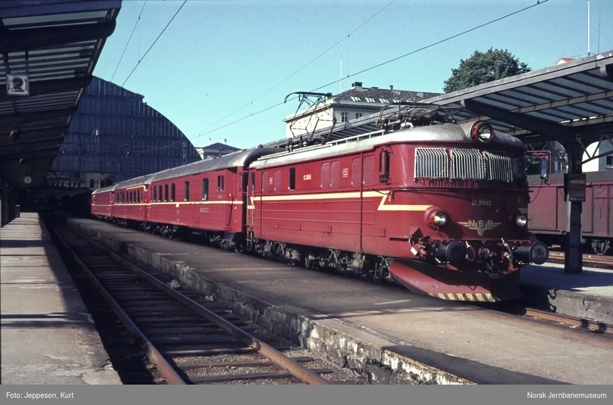 Elektrisk lokomotiv El 11 2085 med ekspresstog til Oslo Ø, tog 604, på Bergen stasjon