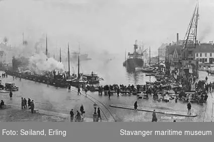Stavanger havn. Vågen på 1930-tallet med damplokomotiv, havnekran og jekter.