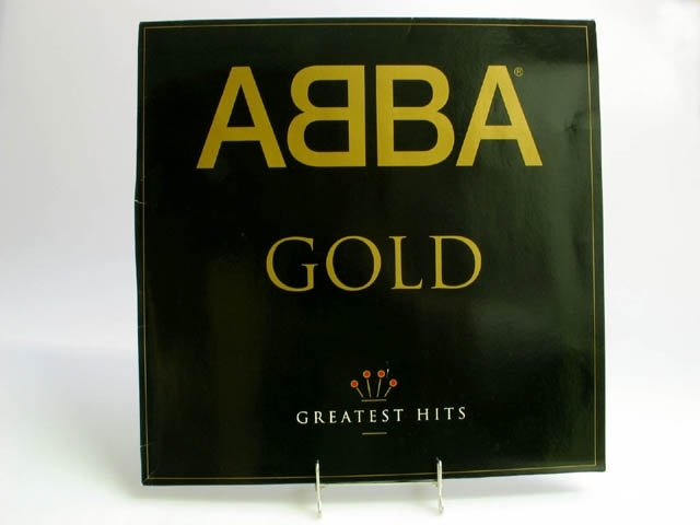 Skivomslag till gruppen Abbas LP-skiva "Gold- Greatest hit". Framsida svart med guldbokstäver. På baksidan finns låtarnas titlar samt en bild på gruppen Skivan saknas.