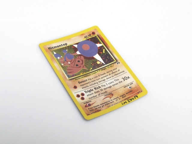 Spelkort av typ "Pokémon". Framsidan är mestadels blå med gul text ("Pokémon" både uppe och nere) och visar även ett kulliknande föremål med en röd och en grå halva. Kortet visar på "baksidan" figuren Hitmontop, som tar hjälp av sina piggar under kamp. Sidan har även text som beskriver vilka egenskaper kortet ger under spelet.