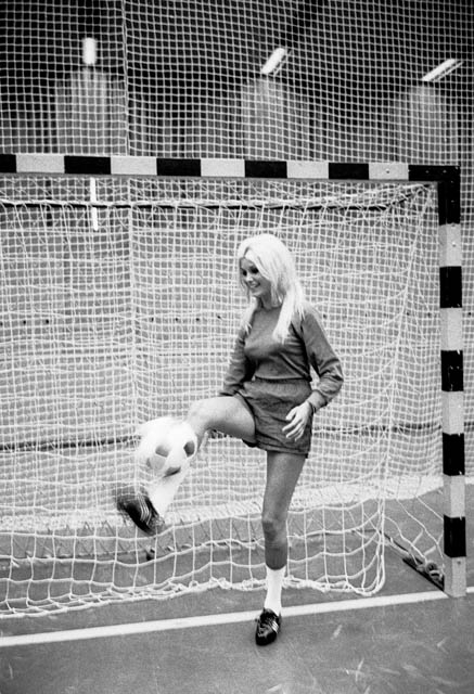 Utvikningsflicka blev Borstahustjejen Janet Ågren i både Lektyr och Fib Aktuellt efter det att hon utsetts till Kvällspostens Drömflicka 1967. På bilden ses hon som nybliven medlem i Borstahusens fotbollsklubb Atleten 1968. Senare blev hon först modell och sedan filmstjärna i Italien under namnet Janet Agren.