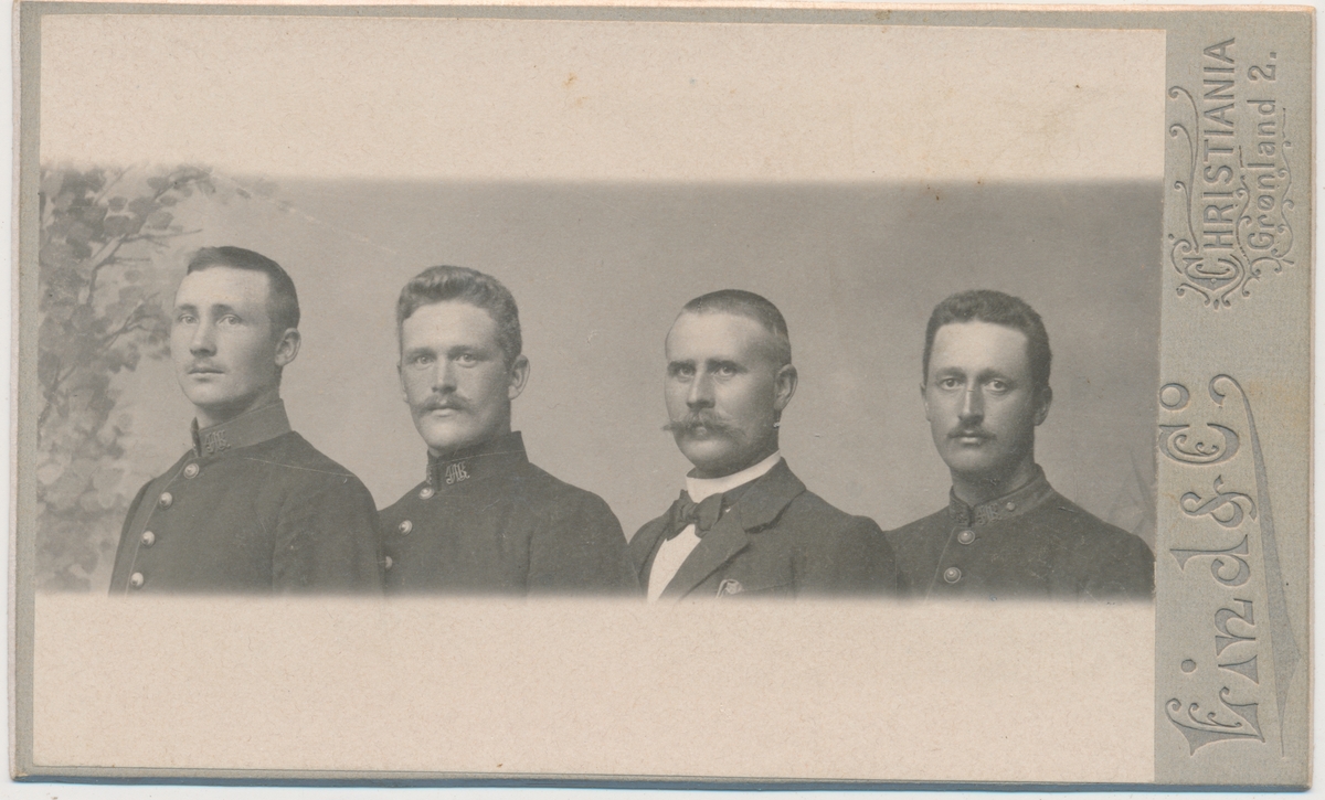 Portrett av 4 voksne menn, 3 i uniform og en i dress, ukjente