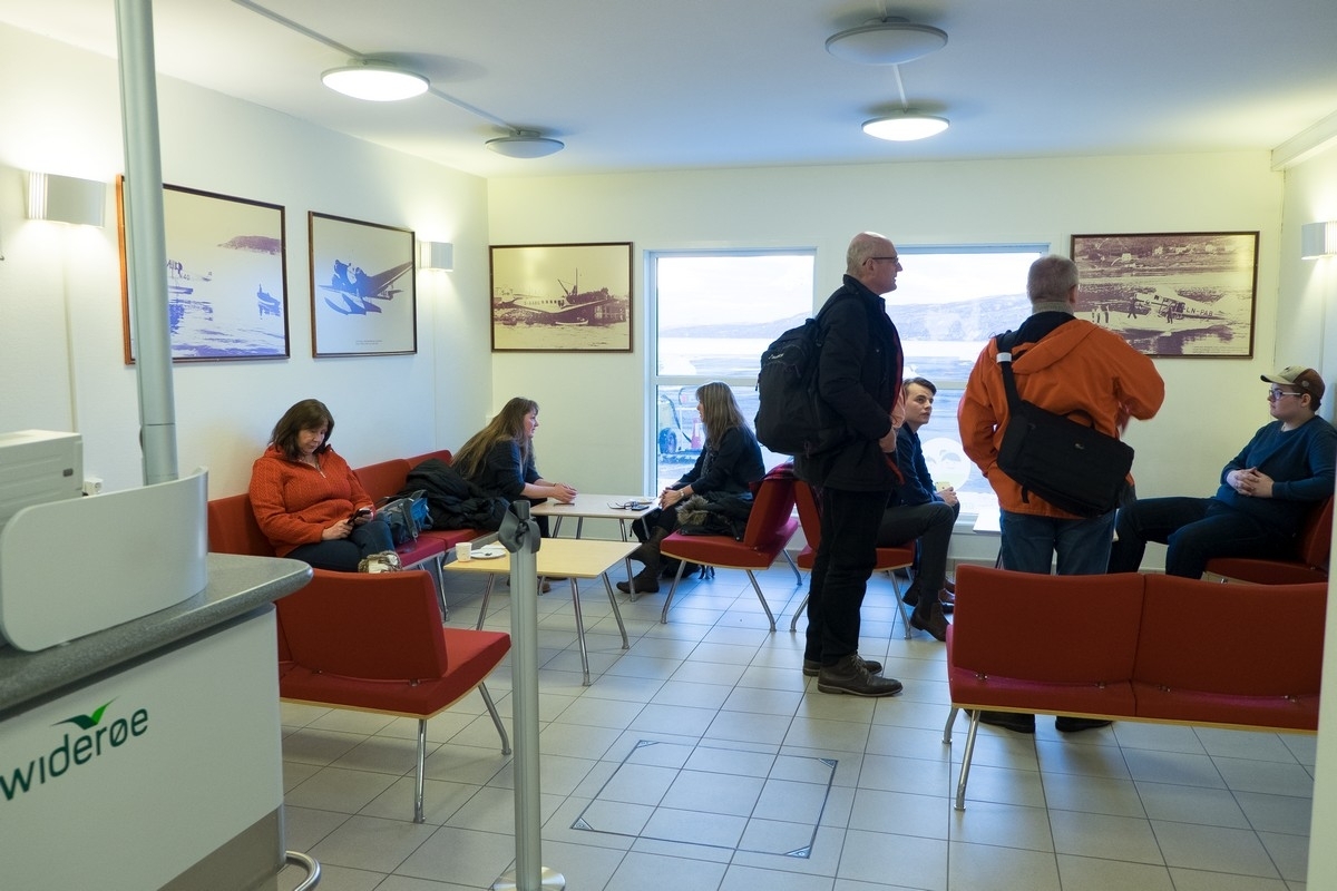 Bildene på veggen ble ordnet av Infoto Reklamebyrå ved åpning av den nye lufthavnterminalen. Narvik Lufthavn stenges ned etter 42 års drift. Bilder ved siste flight.