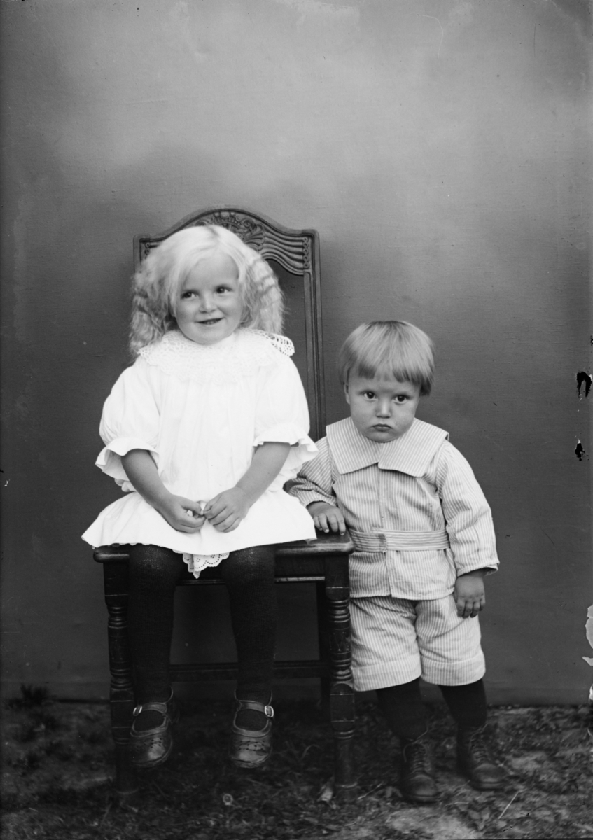 Retrofotografi. Portrett av ei lita jente og en liten gutt, gutten i ...