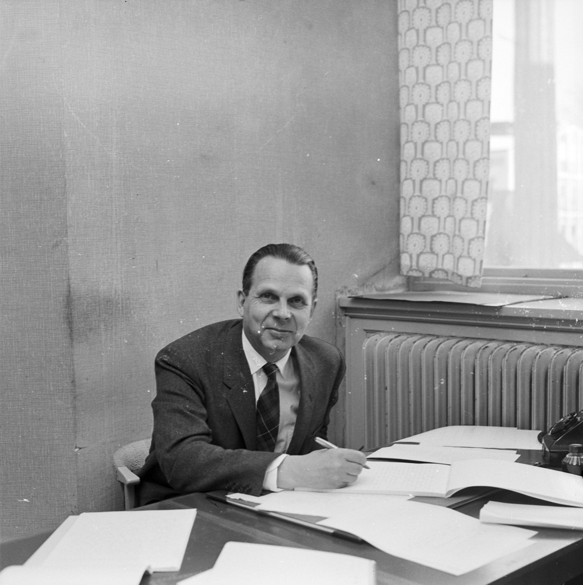 Fysiska institutionen, den finländske matematikprofessorn Lars Ahlfors tycker att Fysikums gästrum är trivsam arbetsmiljö, Uppsala, februari 1959