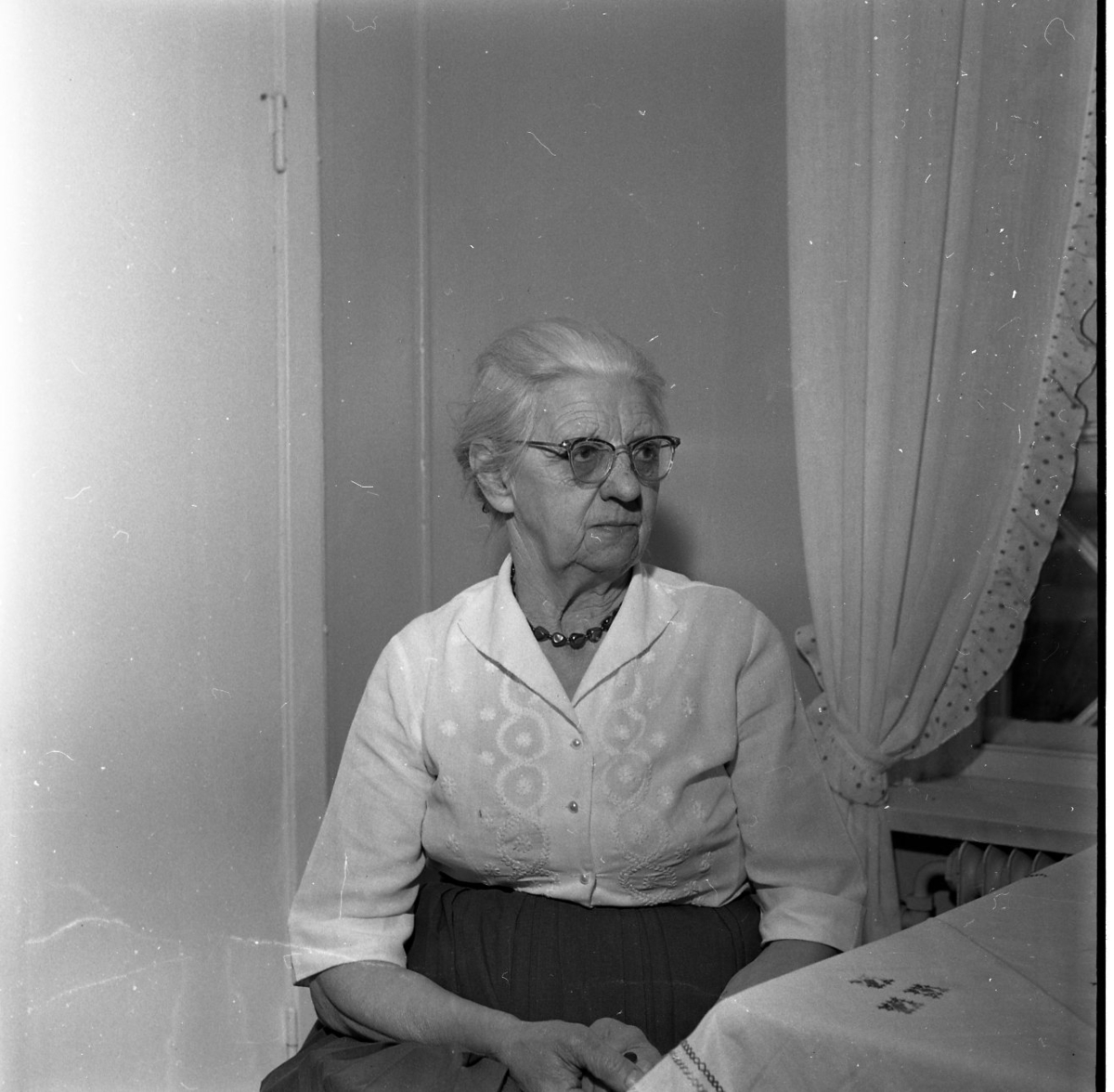 Porträtt av Signe Pettersson, 70 år, i hemmiljö.