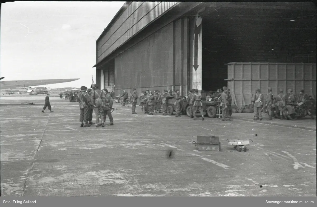 Frigjøringsdagene, Sola flyplass. Soldater oppstilt utenfor hangar 2.