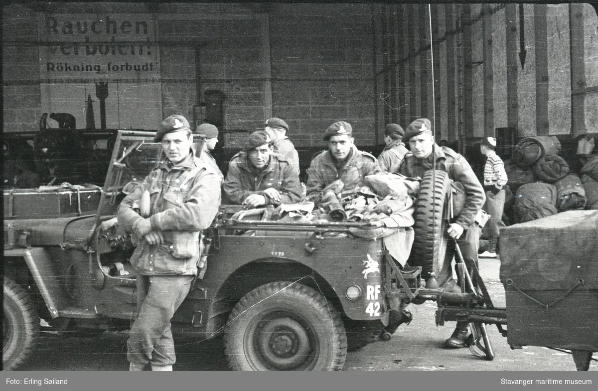 Freden. Sola. Soldater fra "Royal Atillery", jeep inne i hangar.