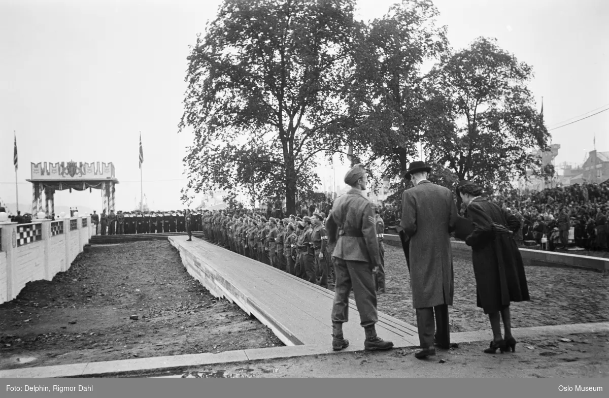 Rådhusplassen, kongens hjemkomst etter krigen, kvinne, menn, tilskuere, soldater, oppstilling, æresportal