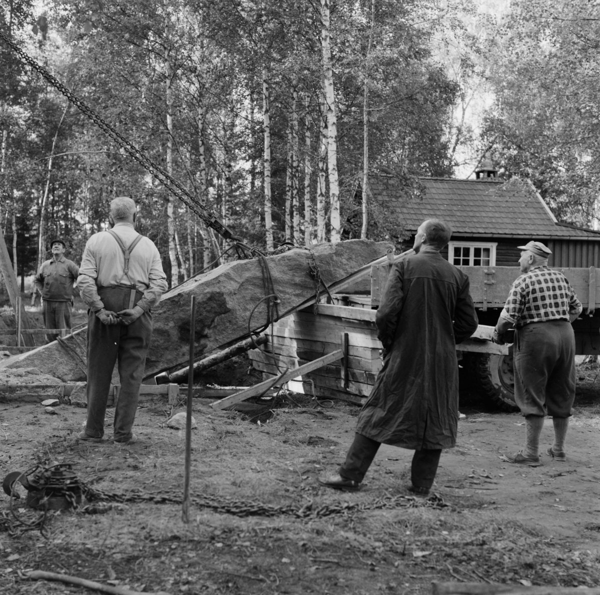 Reising av bauta på Nordli i Ullensaker 1960-63. 