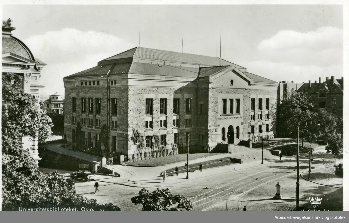Postkort fra midten av 1930-tallet med Universitetsbiblioteket ved Solli plass (Drammensveien 42). Nå Nasjonalbiblioteket. Helt til venstre i bildet skimtes Det engelske kvarter. Revet 1964 - 1965..Foto O. Væring.